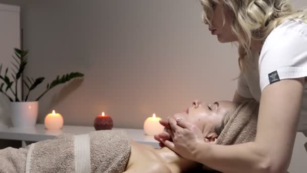 Entspannende Massage Frau Erhält Kopfmassage Wellness Salon Seitenansicht — Stockvideo