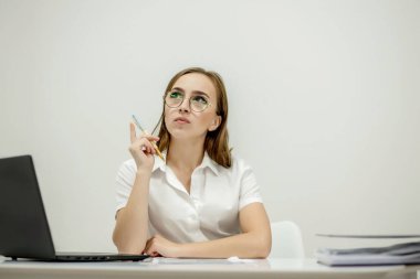 İş yerinde kendine güvenen genç bir ofis müdürünün yakın plan portresi, iş yapmaya hazır.