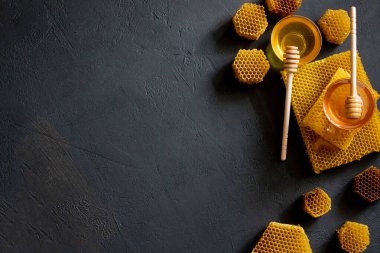 Ahşap bal kaşığından batırılan sağlıklı, kalın ballı, organik doğal malzemelerden üretilen arı ürünleri..