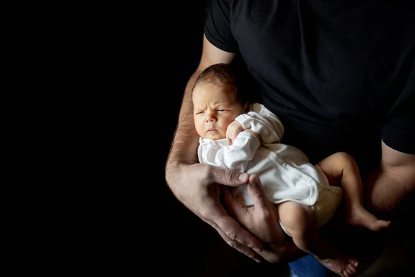 Père Tenant Son Fils Jours Dans Main Sur Fond Noir — Photo