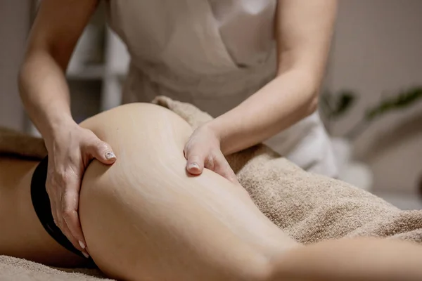 Massera Kroppens Problemområden För Viktminskning Och Kroppskorrigering Mästare Massage Terapeut — Stockfoto