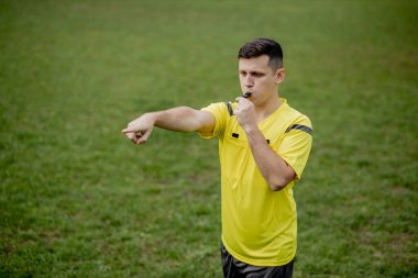 Hakem kuralları ihlal ettiğini belirtiyor. Spor anlayışı, kural ihlali, tartışmalı konular, engellerin aşılması