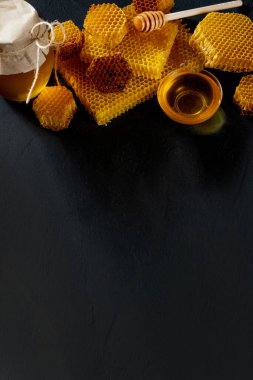 Siyah masasında bal peteği olan bal, üst manzara. Metin için boşluk.