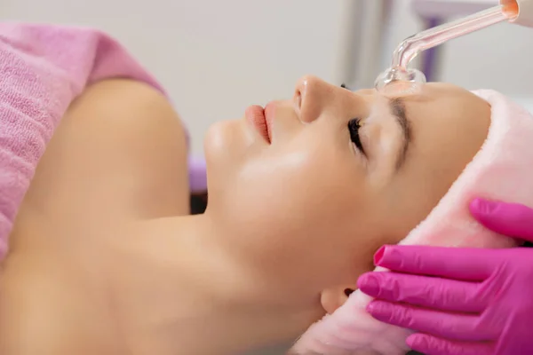 Mulher Bonita Recebendo Darsonval Procedimento Massagem Elétrica Salão Beleza Cosmetologia — Fotografia de Stock