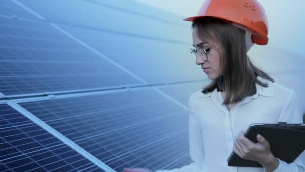 Vakker Ung Ingeniør Som Står Ved Solcellepaneler Utendørs Green Energy – stockvideo