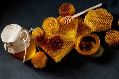 Siyah masasında bal peteği olan bal, üst manzara. Metin için boşluk.