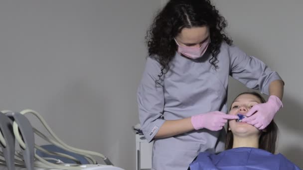 Orthodontiste Utilise Plateau Impression Dentaire Sur Les Dents Femme Spatule — Video