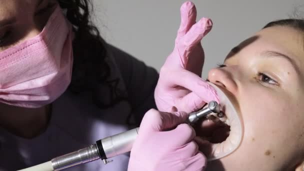 Dentysta Czyszczący Zęby Młodej Pacjentce Gabinecie Stomatologicznym Plan Zbliżenia — Wideo stockowe