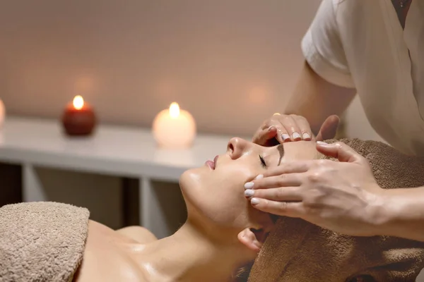 Avslappnande Massage Kvinna Som Tar Emot Huvudmassage Spa Salong Sidovy — Stockfoto