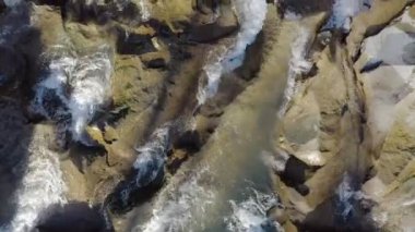 Mountain Creek ve Stone Rapidsw. Suyun hızlı akışı. Sonbaharda Şelale. Yaremche şehrindeki Ukrayna Karpatları 'nda Probiy Nehri.