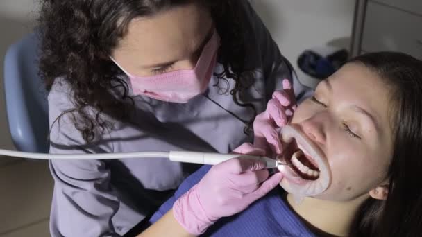 Dentista Haciendo Limpieza Dental Profesional Mujer Joven Paciente Consultorio Dental — Vídeo de stock