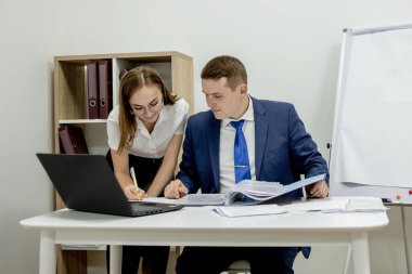 Ofisteki patronuna belge gösteren güzel bir kadın..