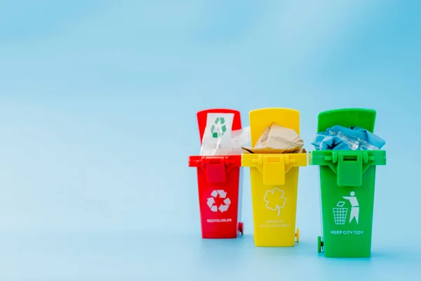 Corbeilles Jaunes Vertes Rouges Avec Symbole Recyclage Sur Fond Bleu — Photo