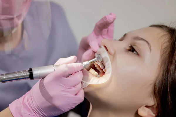 Dentista Fare Denti Professionali Pulizia Giovane Paziente Femminile Presso Studio — Foto Stock