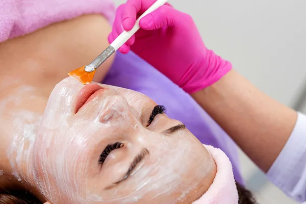 Mascarilla Descamación Facial Tratamiento Belleza Spa Cuidado Piel Mujer Recibiendo —  Fotos de Stock