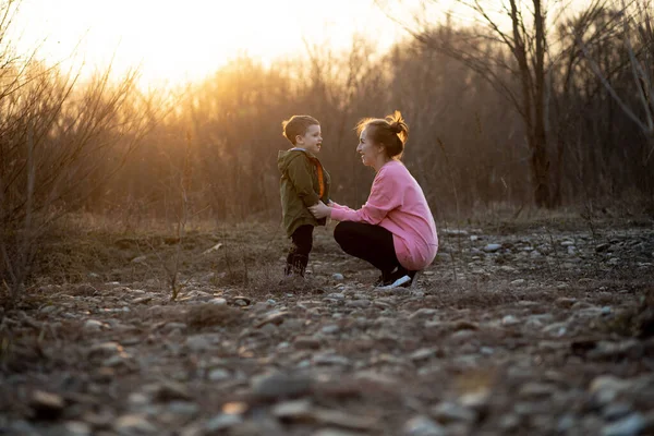 Bela Mãe Brincando Com Seu Filho Natureza Contra Pôr Sol — Fotografia de Stock