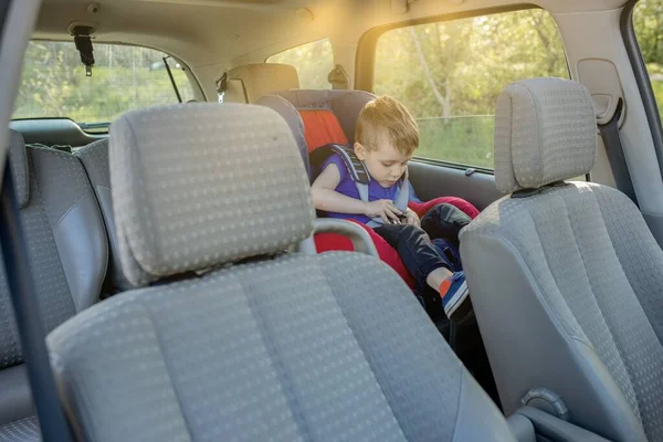 Anak Kecil Itu Memakai Sabuk Pengaman Dalam Mobil Konsep Kendaraan — Stok Foto