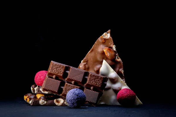 Шоколадний Цукерковий Трюфель Шоколадними Шматочками Літаючим Какао Порошком Темному Фоні — стокове фото
