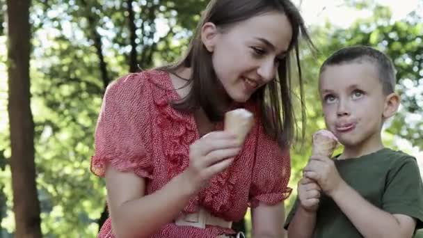 Lächelnde Junge Mutter Und Kleiner Sohn Beim Gemeinsamen Eis Essen — Stockvideo