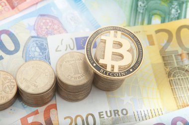 Finansal büyüme kavramı. Avro arka planında bozuk para ve Bitcoin içeren tarih. Fotoğraf yeni sanal para.