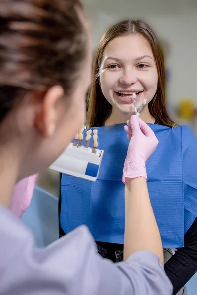 Zamknij Portret Pięknej Młodej Damy Siedzącej Krześle Dentystycznym Podczas Gdy — Zdjęcie stockowe