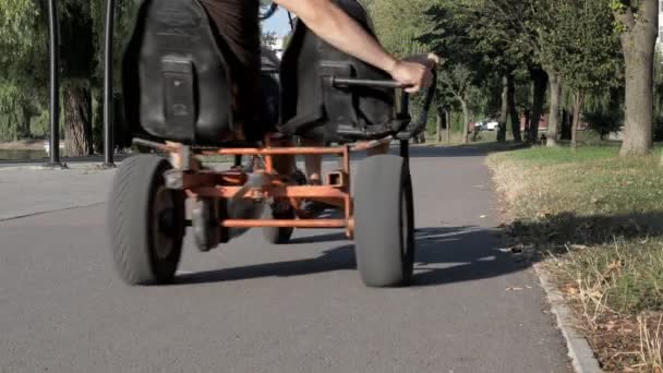 Ojciec Synem Wakacjach Jeździ Rowerach Bawi Się Dobrze Razem — Wideo stockowe