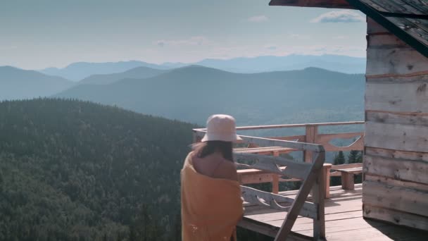 Mulher Sai Uma Cabana Madeira Com Vista Para Montanha — Vídeo de Stock