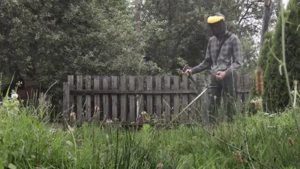 Werknemer Maait Hoog Gras Met Elektrische Benzine Gazon Trimmer Gereedschappen — Stockvideo