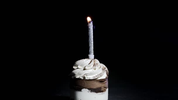 Tort Urodzinowy Świecą Czarnym Tle — Wideo stockowe