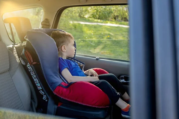 Anak Laki Laki Berusia Tahun Yang Lucu Duduk Kursi Mobil — Stok Foto