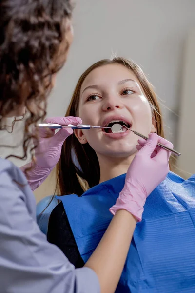 Medico Dentista Professionista Esaminare Trattare Denti Rovinati Con Uso Strumenti — Foto Stock