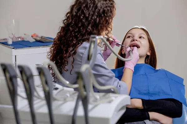 Medico Dentista Professionista Esaminare Trattare Denti Rovinati Con Uso Strumenti — Foto Stock