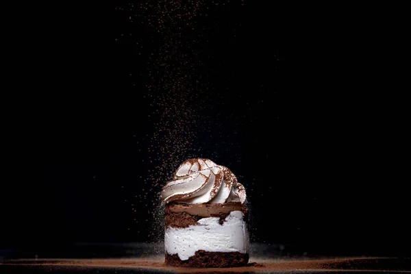 Πλάγια Άποψη Ενός Φρεσκοψημένου Κέικ Σοκολάτας Πασπαλισμένο Κακάο Στον Πάγκο — Φωτογραφία Αρχείου
