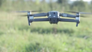 Kyiv, Ukrayna - 24 Haziran 2020: İHA uçakları hızlı dönen pervaneler ve havada uçan video kameralar