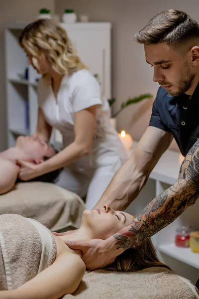 Massaggiatori Fanno Massaggio Vapore Clienti Coppia Rilassa Nella Spa — Foto Stock