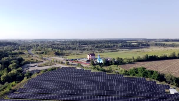 Painéis Solares Entre Natureza Longas Fileiras Painéis Fotovoltaicos Azuis Campo — Vídeo de Stock