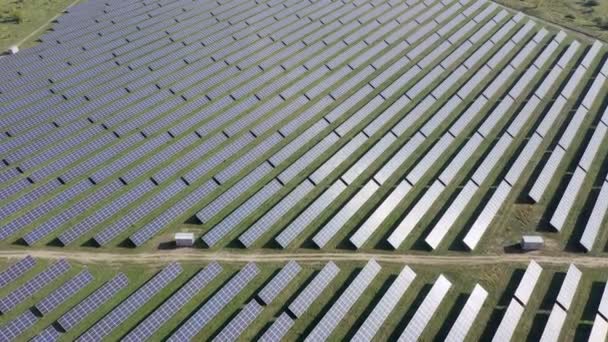 太陽光発電所の空中展望 太陽光発電所の空中展望 再生可能エネルギー 太陽光発電所の空中撮影 — ストック動画
