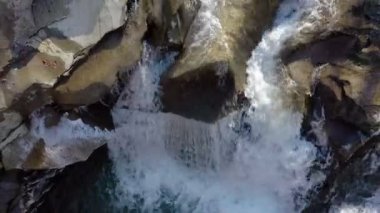 Mountain Creek ve Stone Rapidsw. Suyun hızlı akışı. Sonbaharda Şelale. Yaremche şehrindeki Ukrayna Karpatları 'nda Probiy Nehri