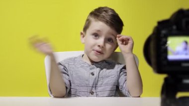 Çocuk blogcu video bloğunu evde kaydediyor. Çocuk video blogunu kaydediyor. Küçük vlogger kamera kullanarak çevrimiçi yayın yapıyor.