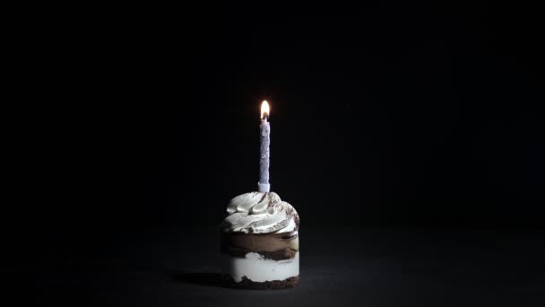 Tarta Cumpleaños Con Una Vela Sobre Fondo Negro — Vídeo de stock