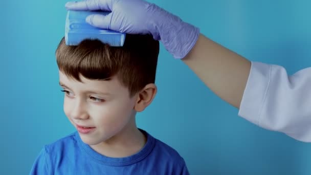 Pediatra Nei Guanti Controllerà Presenza Pidocchi Lendini Bambino Piccolo Pediculosi — Video Stock