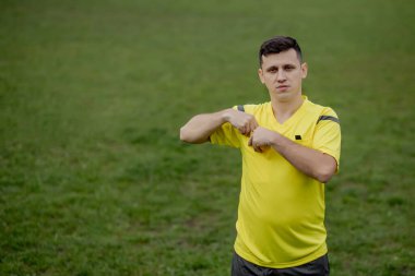 Futbol hakemi, futbol stadyumundaki bir oyuncuya sarı kartı gösterecek..