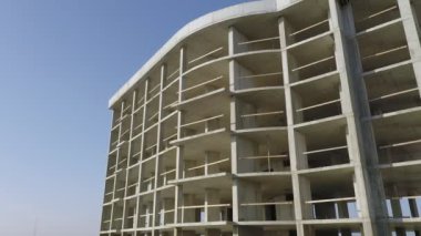 Mavi gökyüzü arka planında inşaat halindeki yüksek monolitik apartmanlı şehir yerleşim alanının havadan görünüşü
