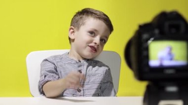 Çocuk blogcu video bloğunu evde kaydediyor. Çocuk video blogunu kaydediyor. Küçük vlogger kamera kullanarak çevrimiçi yayın yapıyor