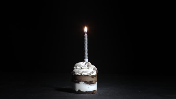 Tarta Cumpleaños Con Una Vela Sobre Fondo Negro — Vídeos de Stock