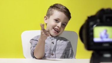Çocuk blogcu video bloğunu evde kaydediyor. Çocuk video blogunu kaydediyor. Küçük vlogger kamera kullanarak çevrimiçi yayın yapıyor