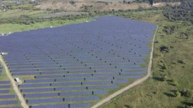 Güneş enerjisi istasyonunun hava görüntüsü, güneş ışığı, yenilenebilir enerji, güneş enerjisi ve güneş enerjisi istasyonunun hava görüntüsü.