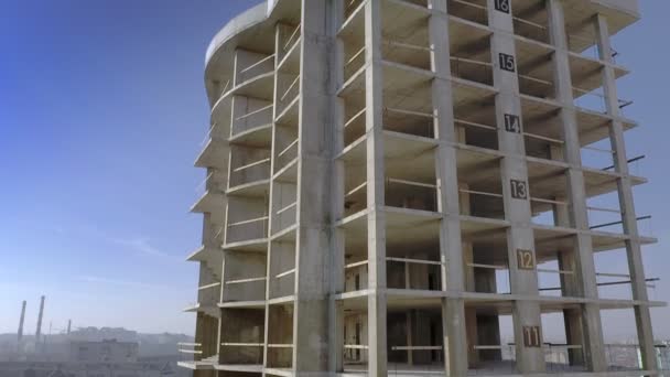Légi kilátás a város lakóterület nagy monolitikus apartman épület építés alatt álló kék ég háttér — Stock videók
