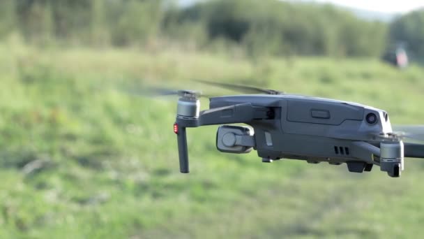 Dron letadla rychle rotující vrtule a video kamera létání ve vzduchu. — Stock video