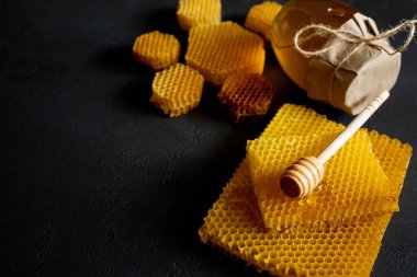 Siyah masasında bal peteği olan bal, üst manzara. Metin için boşluk.